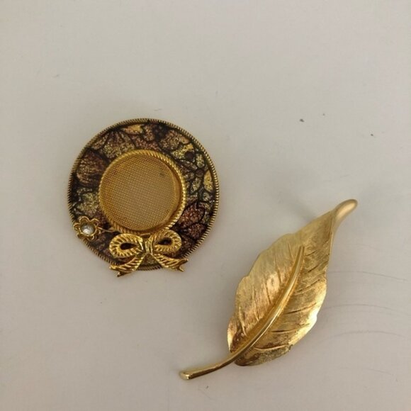 Bundle gold tone meshed hat and leaf brooch - Picture 5 of 7